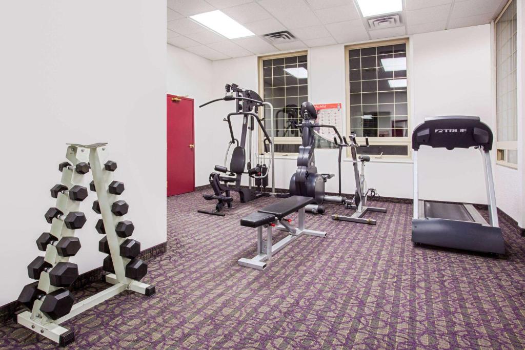 Fitness centrum a/nebo fitness zařízení v ubytování Ramada by Wyndham Red Deer Hotel & Suites
