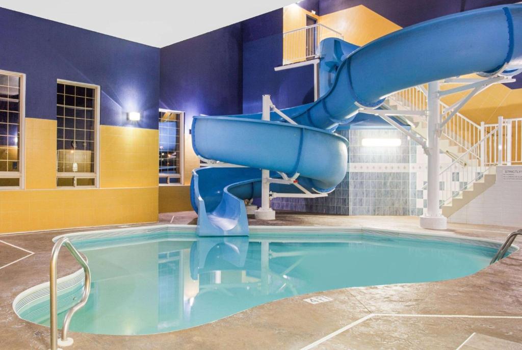 Bazén v ubytování Ramada by Wyndham Red Deer Hotel & Suites nebo v jeho okolí