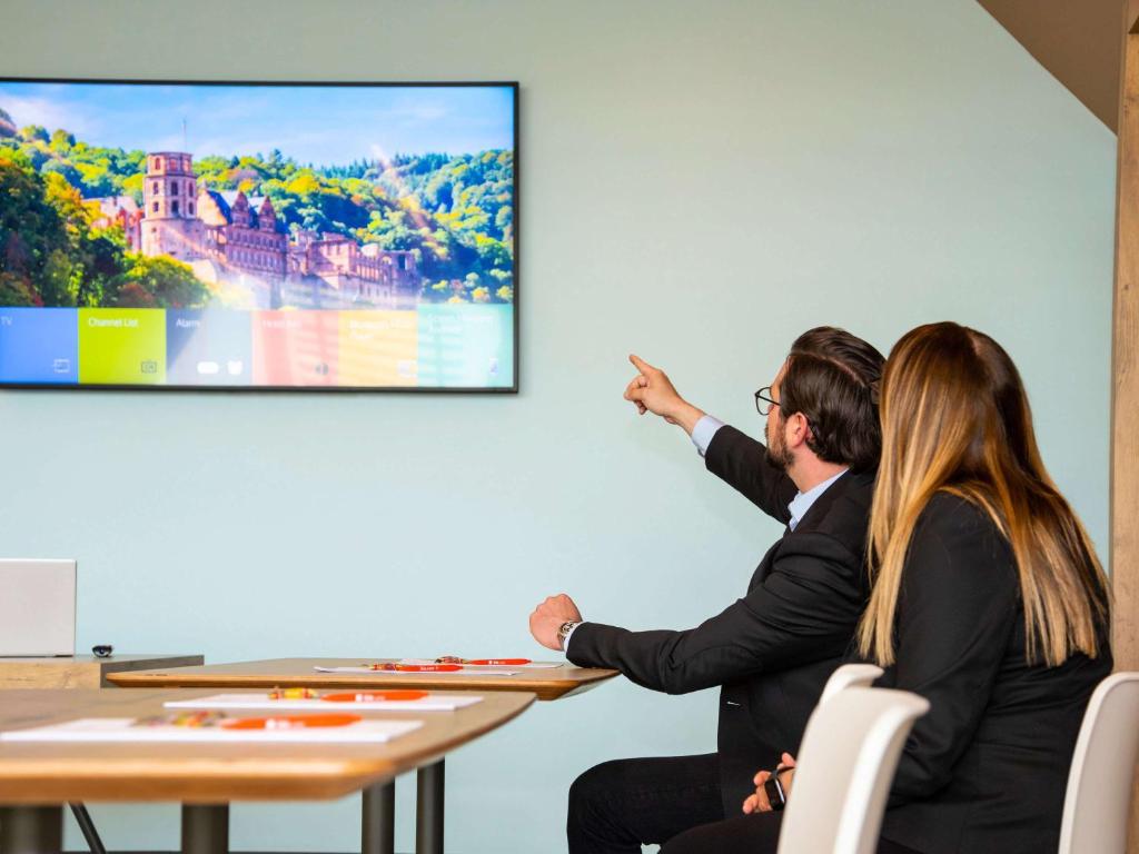 TV a/nebo společenská místnost v ubytování ibis Heidelberg Hauptbahnhof