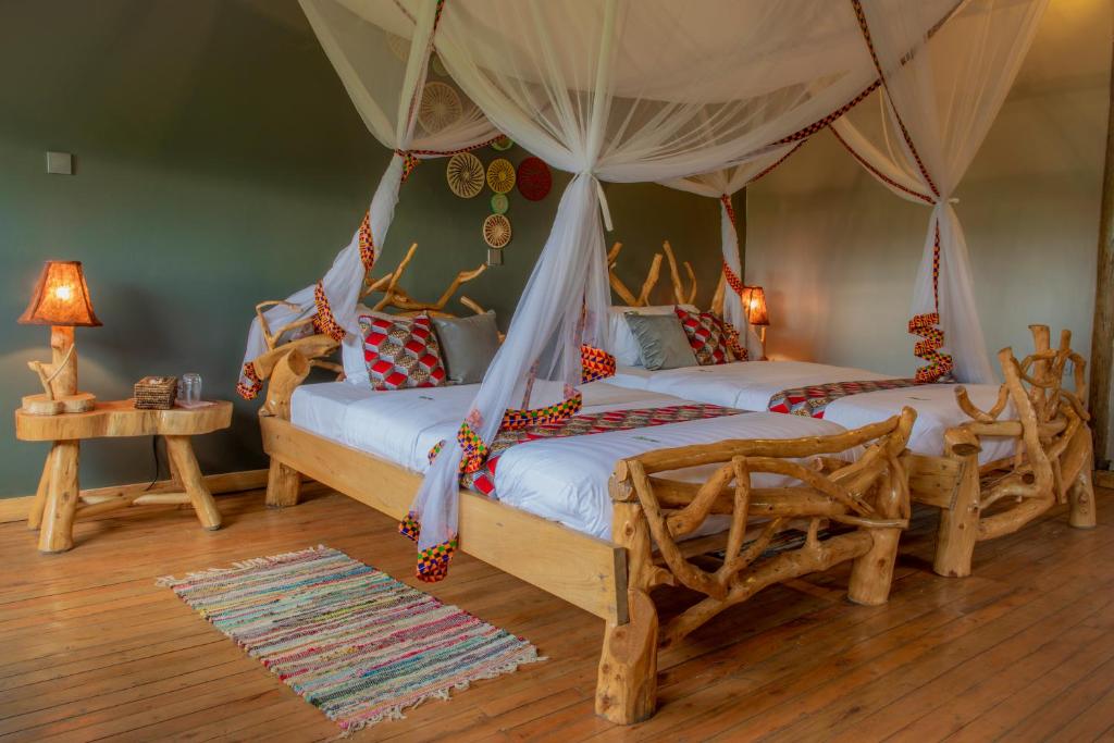 Postel nebo postele na pokoji v ubytování Embogo Safari Lodges