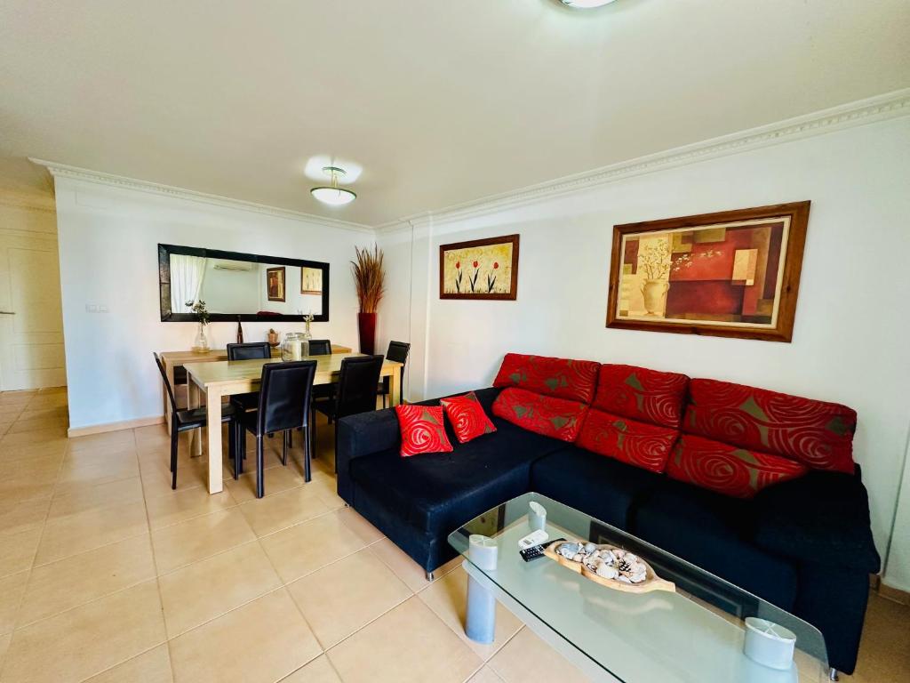 - un salon avec un canapé rouge et une table dans l'établissement Punta me Beautifull apartment near the beach Les Marines, à Dénia