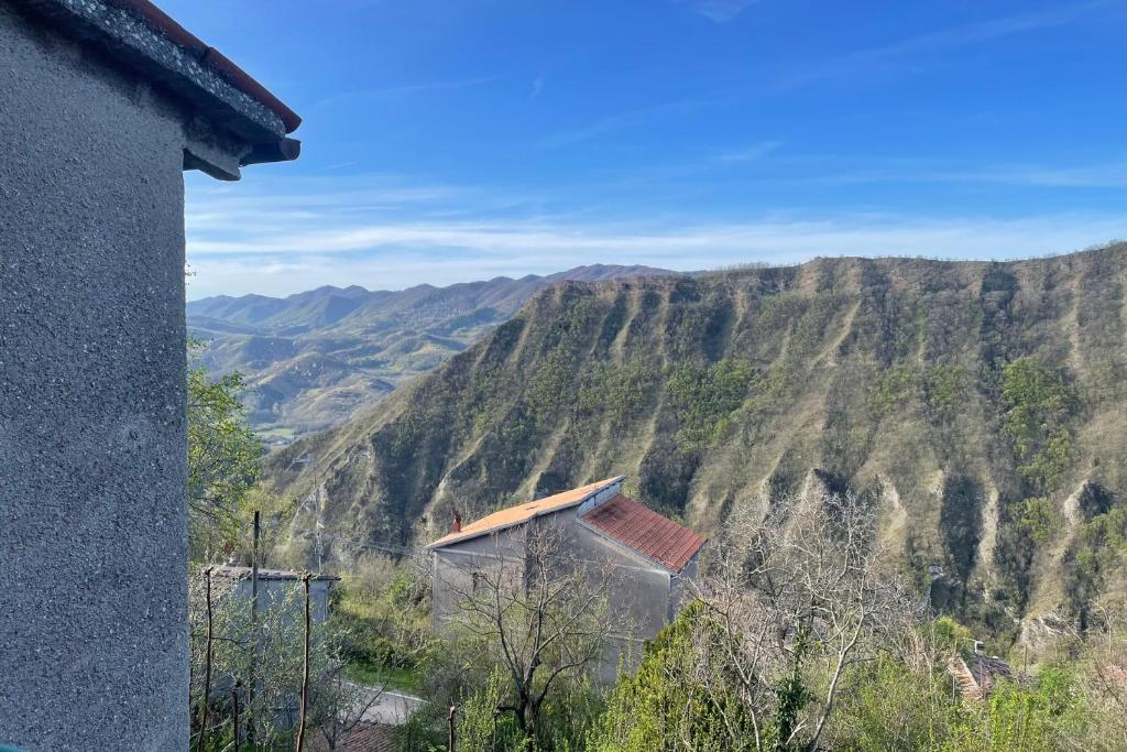 a view of a mountain with a building on it at Casa Con Vista Panoramica a Cerreto di Cagli - Animali Ammessi in Pianello