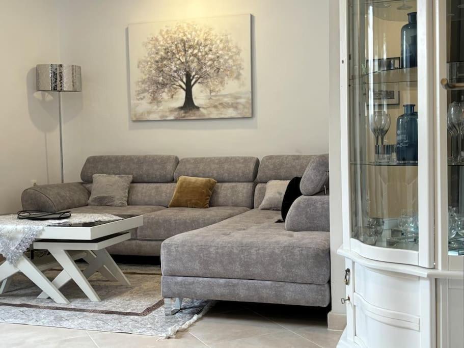 ein Wohnzimmer mit einem Sofa und einem Tisch in der Unterkunft La perle de maraval in Oran