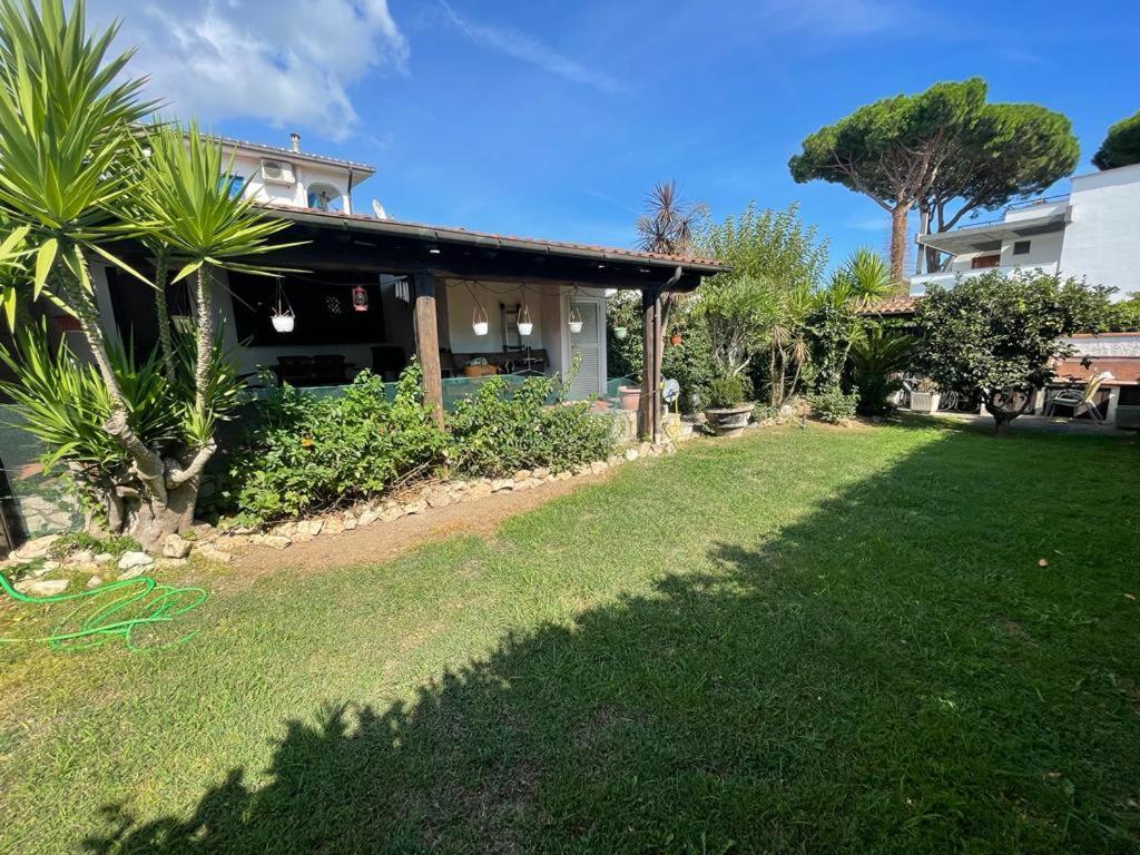 een huis met een groen gazon ervoor bij Villino Circeo in San Felice Circeo