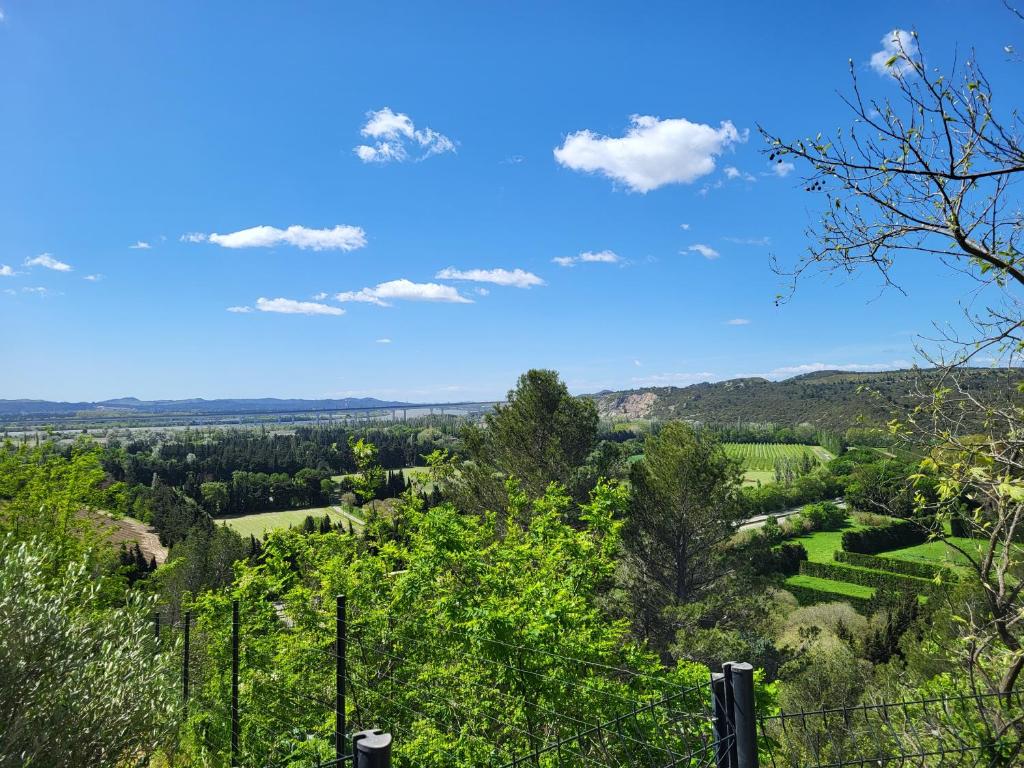 vista dalla cima di una collina con alberi di Les Trois Chênes a Les Angles Gard