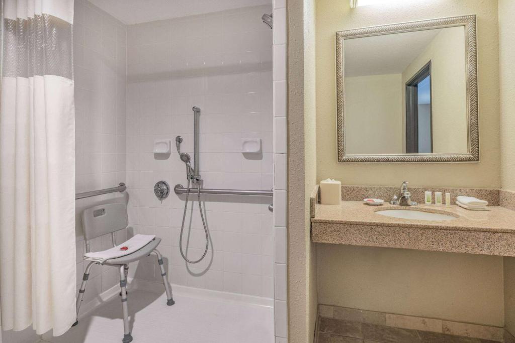 La Quinta by Wyndham Minneapolis-Minnetonka photo