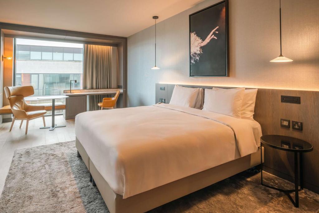 Postel nebo postele na pokoji v ubytování Radisson Blu Royal Hotel Dublin