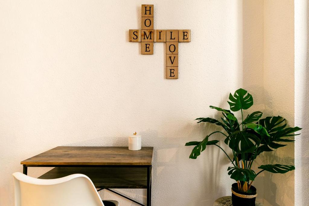 a desk with a candle and a sign on a wall at Lumineux T5 - Climatisation in Perpignan