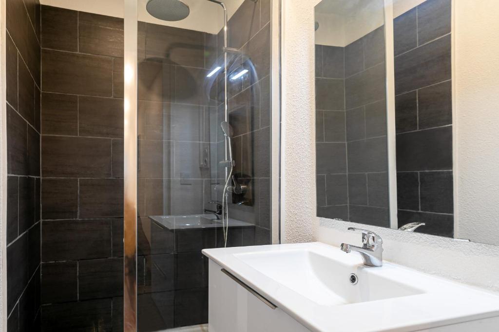 a bathroom with a sink and a shower at Lumineux T5 - Climatisation in Perpignan