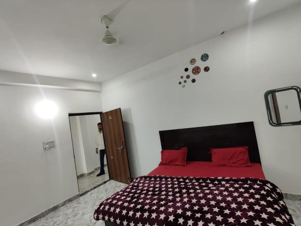 1 dormitorio con 1 cama y 1 persona en una puerta en BHUMI GRAND HOTEL, en Varanasi