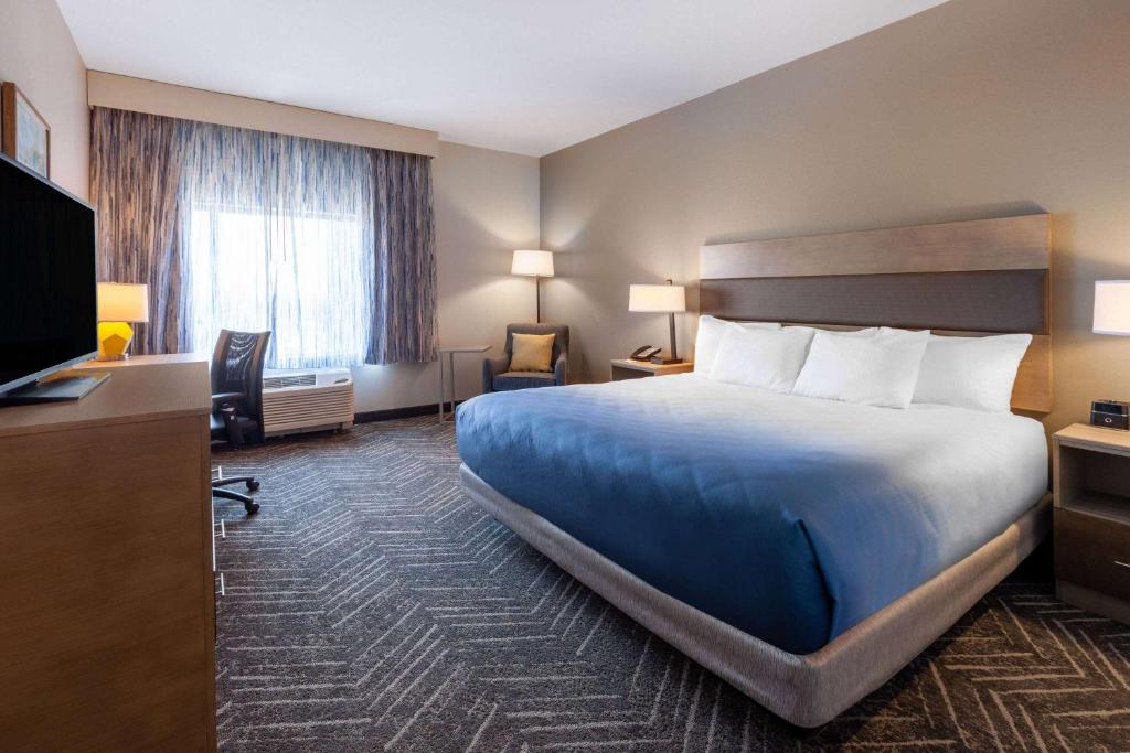 Postel nebo postele na pokoji v ubytování La Quinta Inn & Suites by Wyndham Middletown-Goshen