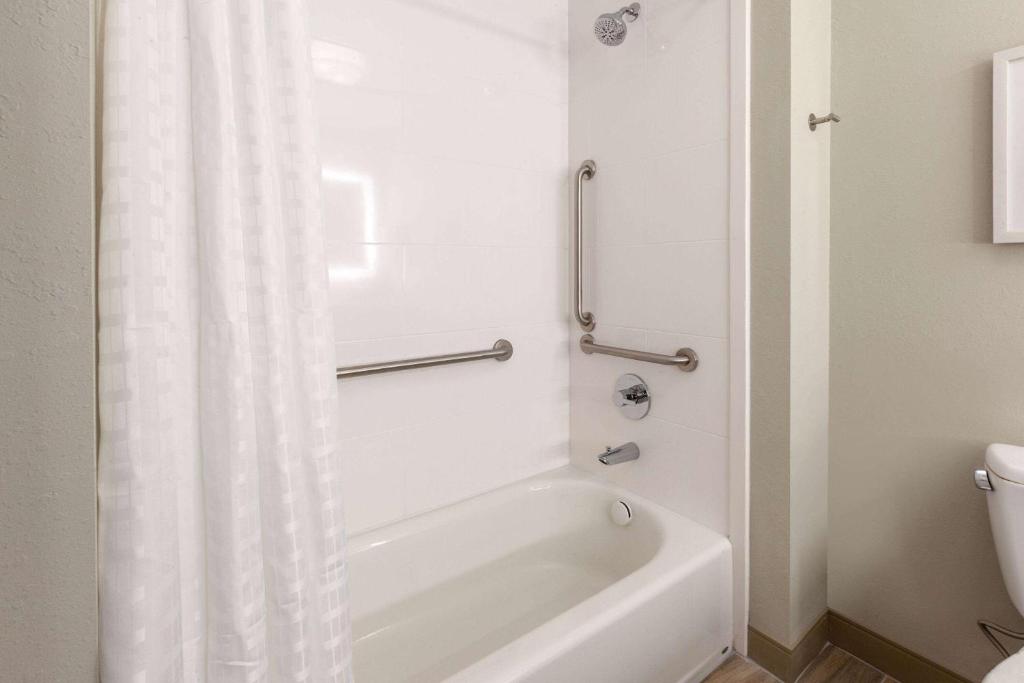 Koupelna v ubytování La Quinta Inn & Suites by Wyndham Middletown-Goshen