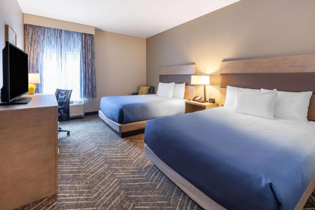 Postel nebo postele na pokoji v ubytování La Quinta Inn & Suites by Wyndham Middletown-Goshen