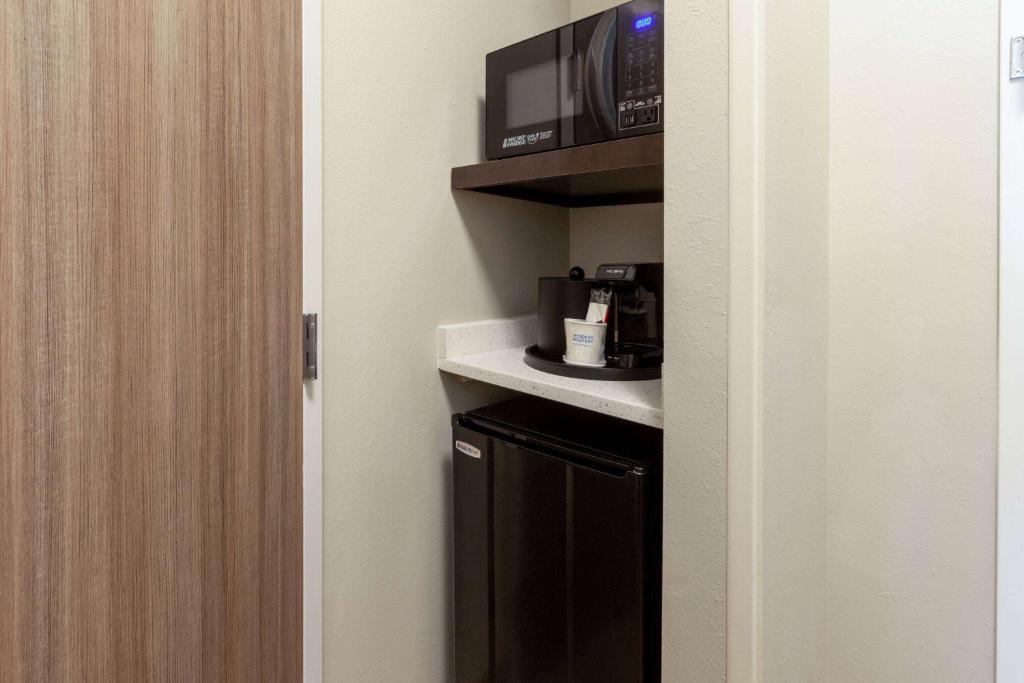 Kuchyň nebo kuchyňský kout v ubytování La Quinta Inn & Suites by Wyndham Middletown-Goshen