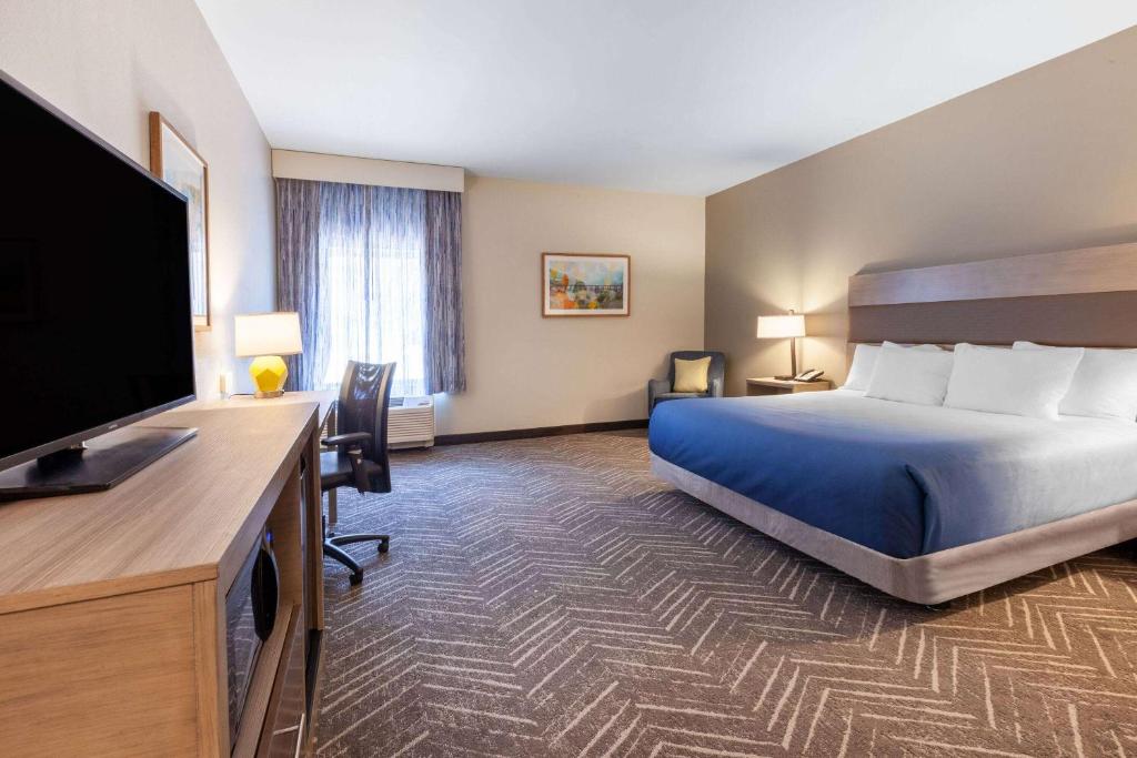 Postel nebo postele na pokoji v ubytování La Quinta Inn & Suites by Wyndham Middletown-Goshen