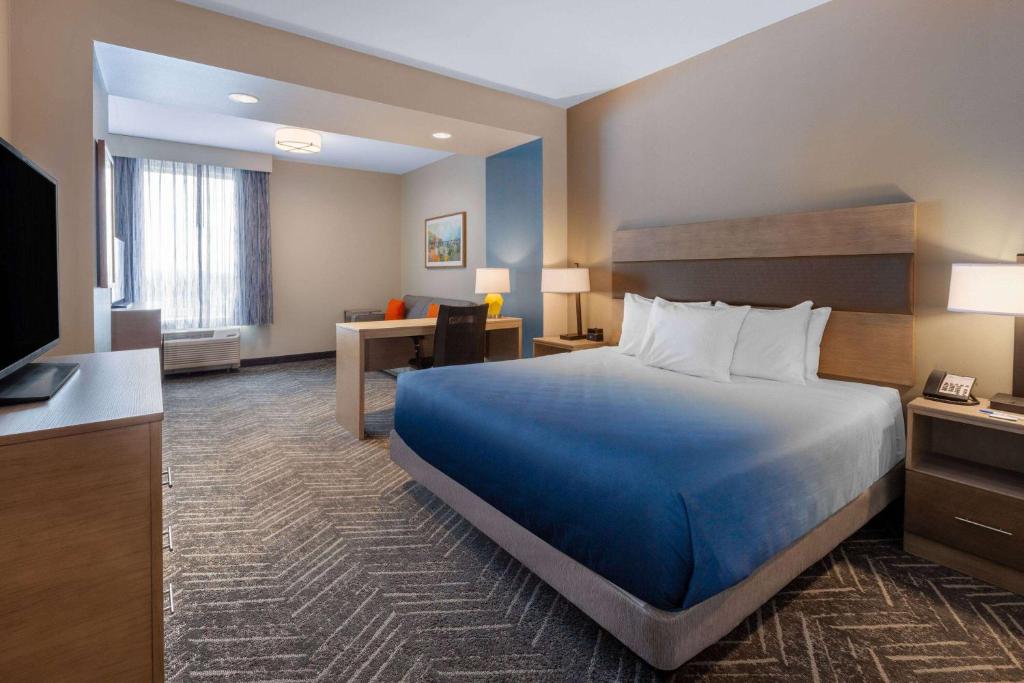 TV a/nebo společenská místnost v ubytování La Quinta Inn & Suites by Wyndham Middletown-Goshen
