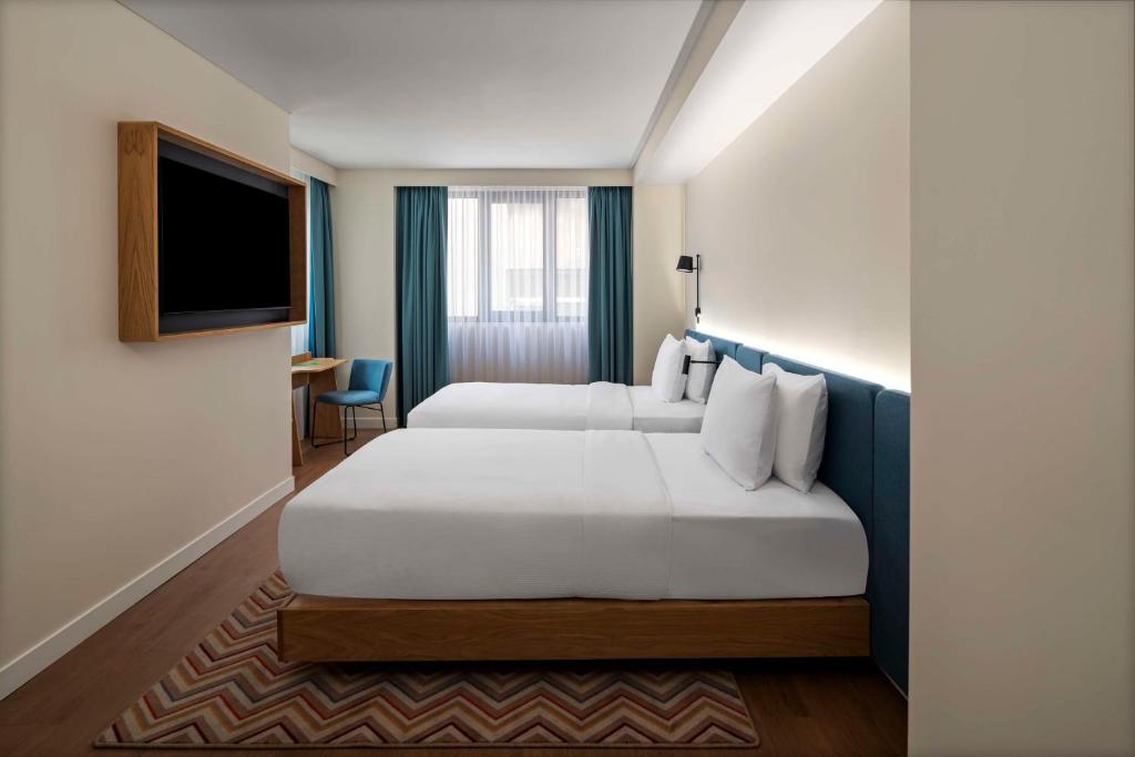 Postel nebo postele na pokoji v ubytování Hampton By Hilton Istanbul Sirkeci