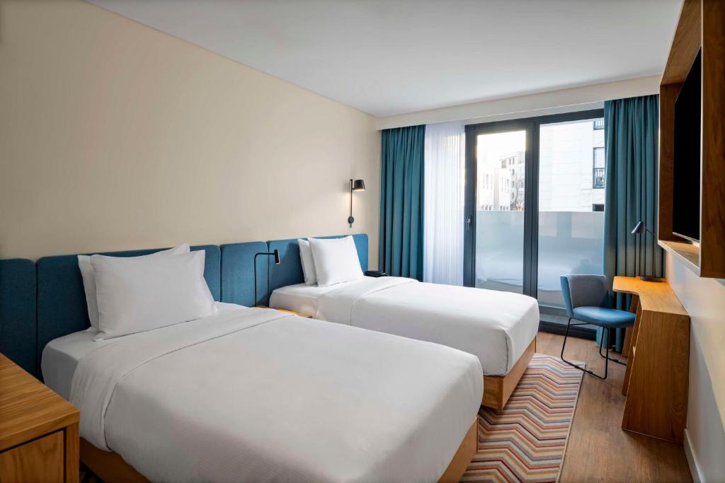 Postel nebo postele na pokoji v ubytování Hampton By Hilton Istanbul Sirkeci