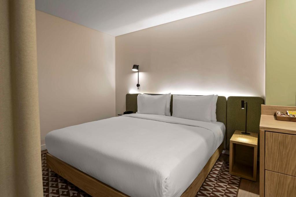 Postel nebo postele na pokoji v ubytování Hampton By Hilton Istanbul Sirkeci