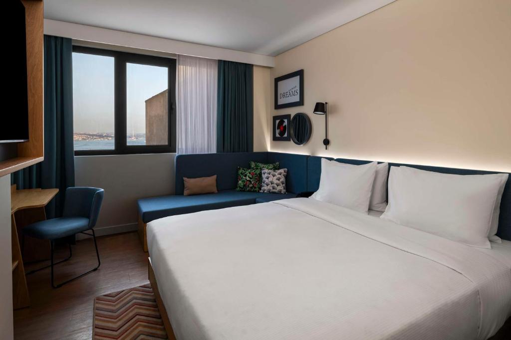 Postel nebo postele na pokoji v ubytování Hampton By Hilton Istanbul Sirkeci