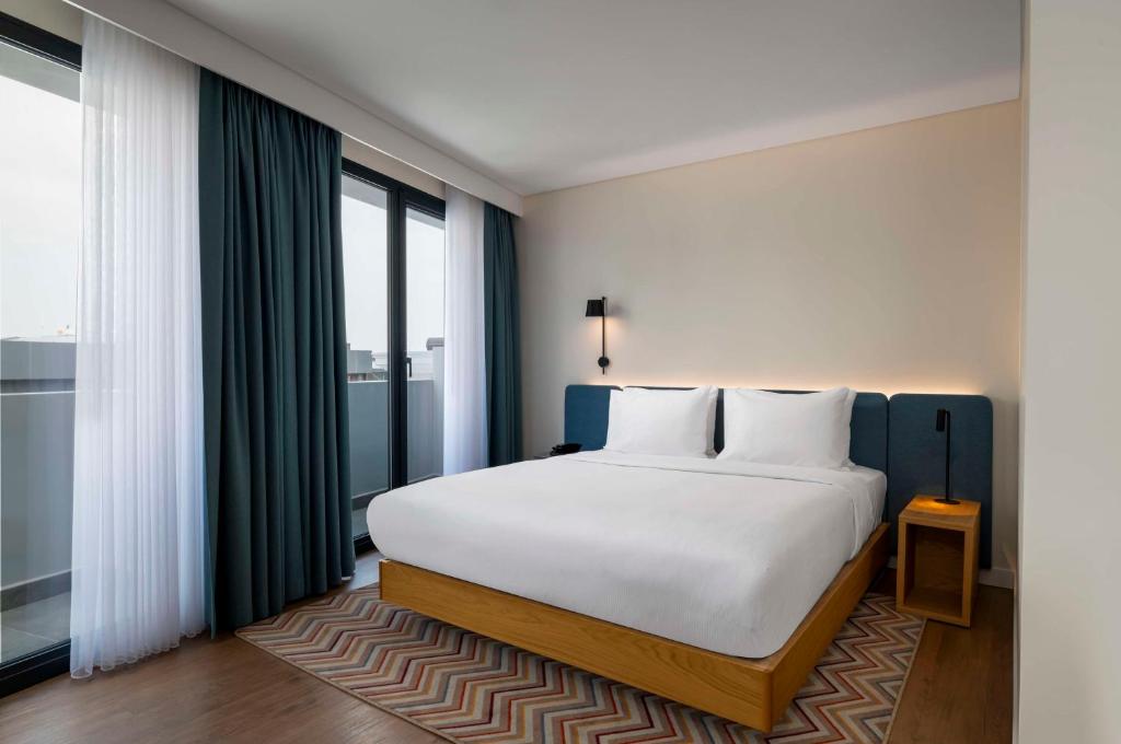Postel nebo postele na pokoji v ubytování Hampton By Hilton Istanbul Sirkeci