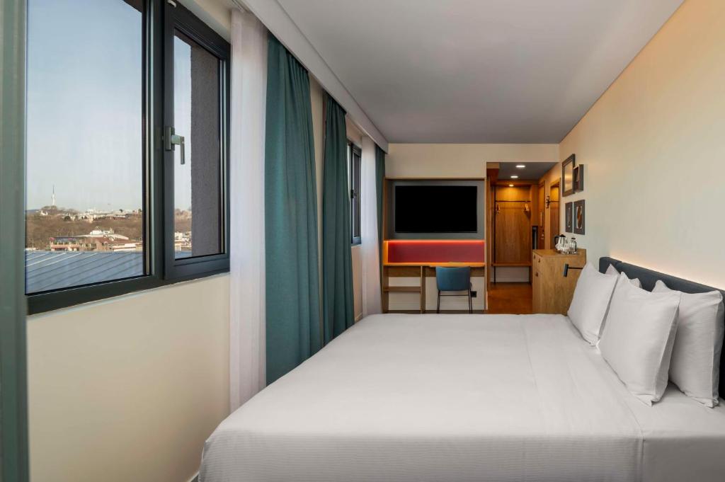 Postel nebo postele na pokoji v ubytování Hampton By Hilton Istanbul Sirkeci