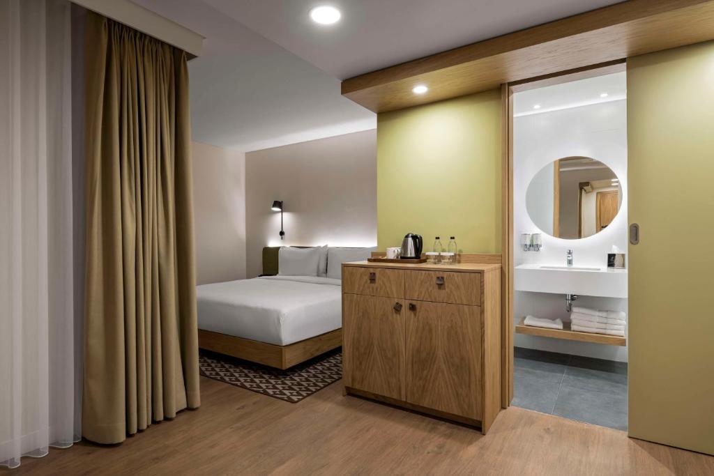 Postel nebo postele na pokoji v ubytování Hampton By Hilton Istanbul Sirkeci