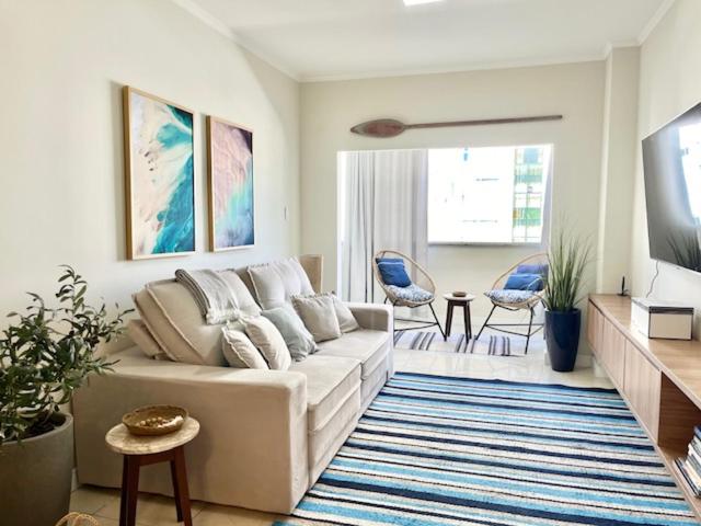 un soggiorno con divano bianco e tappeto blu di Quadra Mar No melhor pedaço de Balneário a Balneário Camboriú