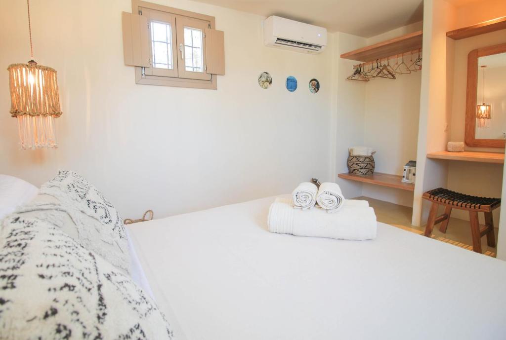 Postel nebo postele na pokoji v ubytování 4Twaves beach house - BeachFront in Agios Ioannis