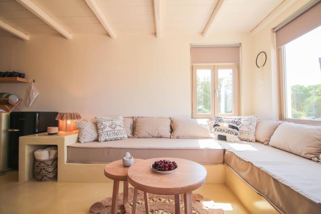 Posezení v ubytování 4Twaves beach house - BeachFront in Agios Ioannis