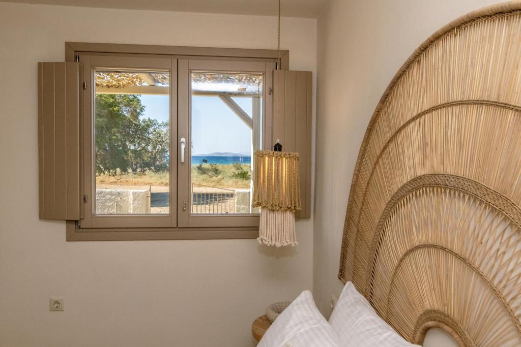 Postel nebo postele na pokoji v ubytování 4Twaves beach house - BeachFront in Agios Ioannis