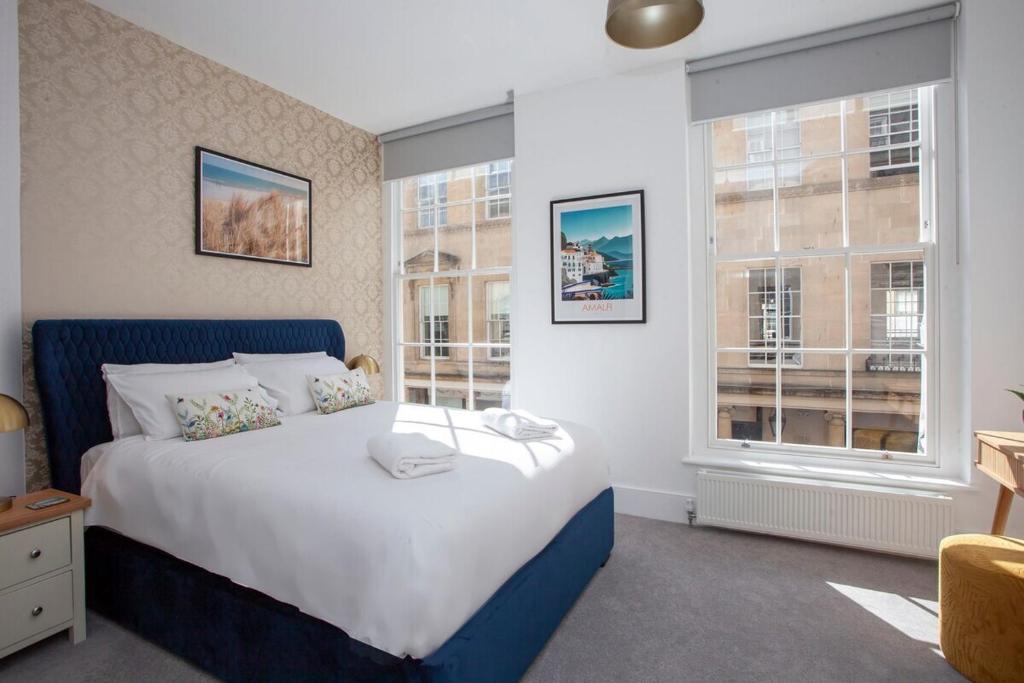 um quarto com uma cama grande e 2 janelas em ※ Stunning Apt - Centre of Historic Bath ※ em Bath