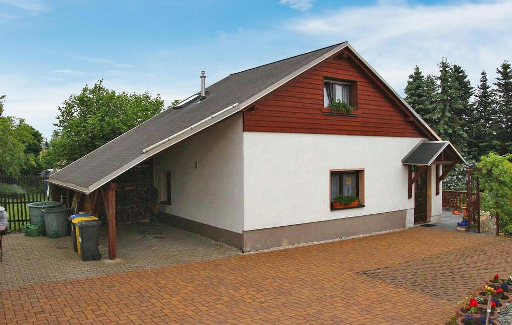 una piccola casa con un rosso e un bianco di 2 Bedroom Beautiful Home In Brenstein a Bärenstein