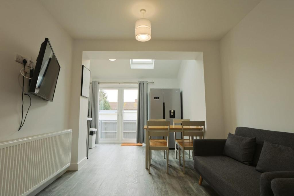 uma sala de estar com um sofá e uma mesa em Bridgman Grove five bedrooms house em Bristol