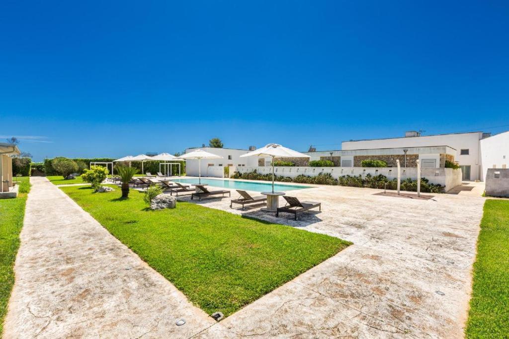 a backyard with a pool and a building at Masseria Giovanni in Martano