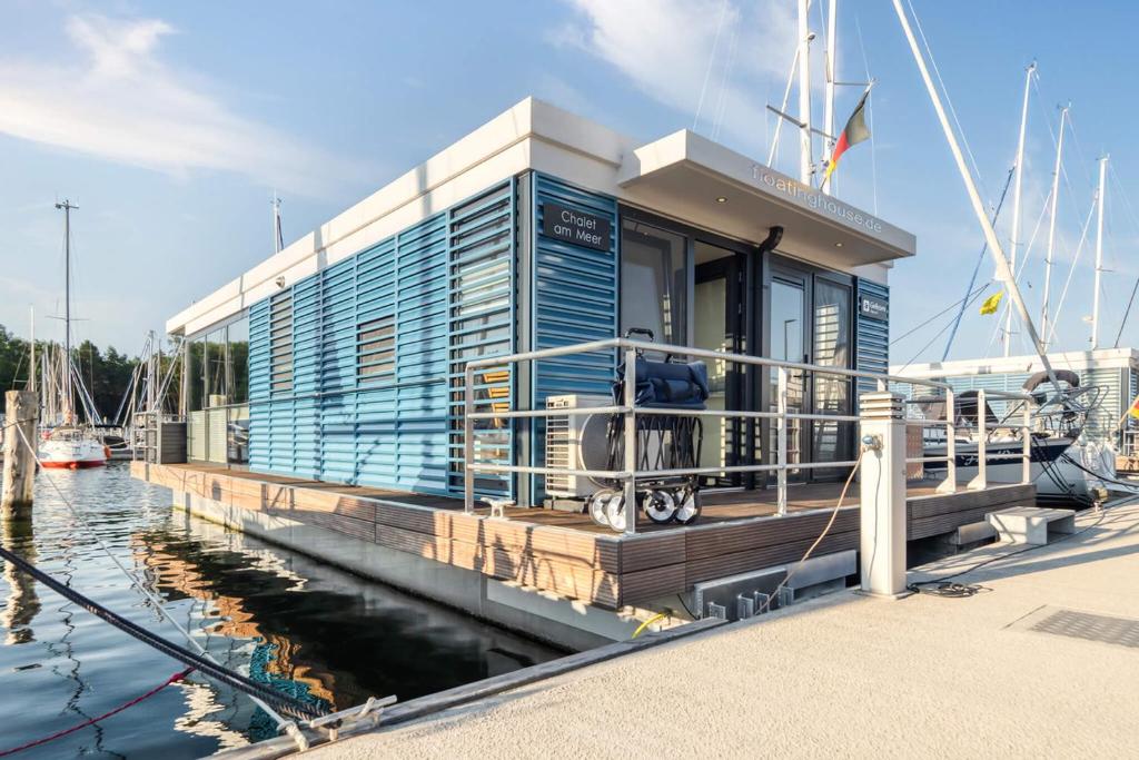 uma casa num barco na água em STAY24 - Wasservilla Chalet am Meer em Peenemünde