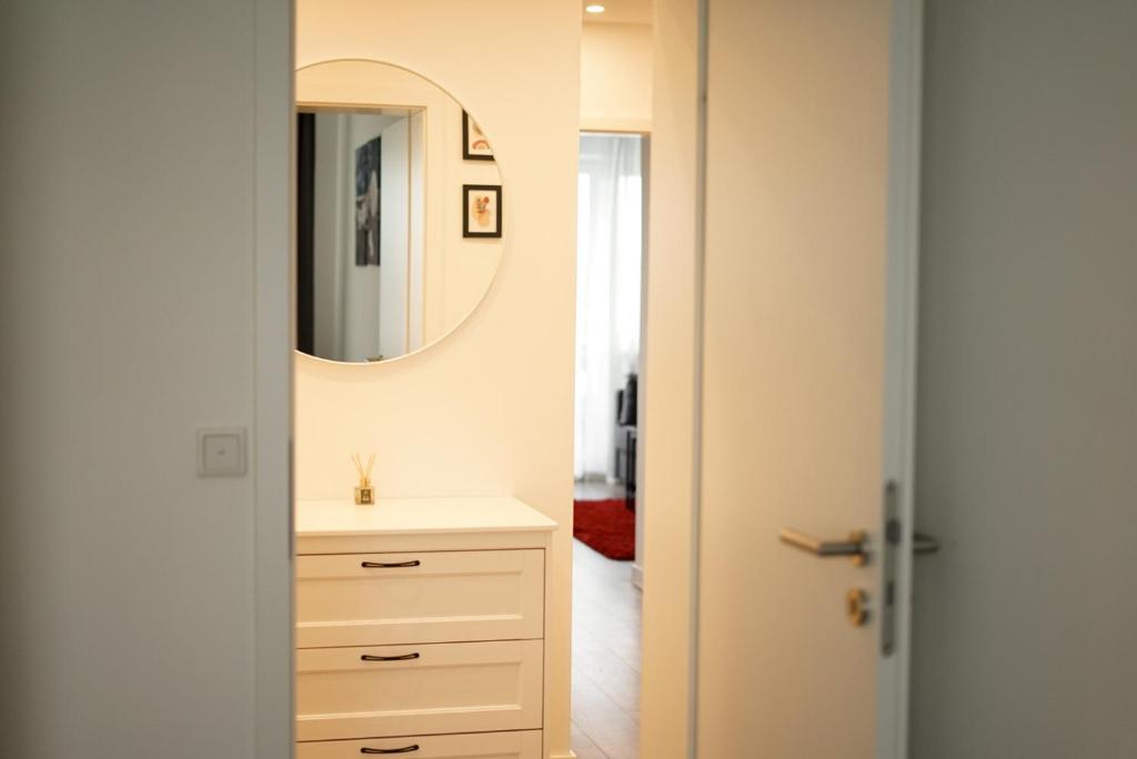 y baño con lavabo y espejo. en Möblierte 3-Zimmer-Wohnung nahe Düsseldorf in Duisburg-Süd, en Duisburg
