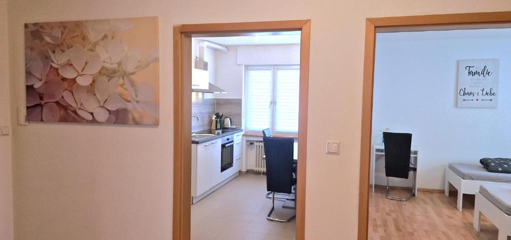 een keuken en een woonkamer met uitzicht op een keuken bij Apartment Sson in Paderborn