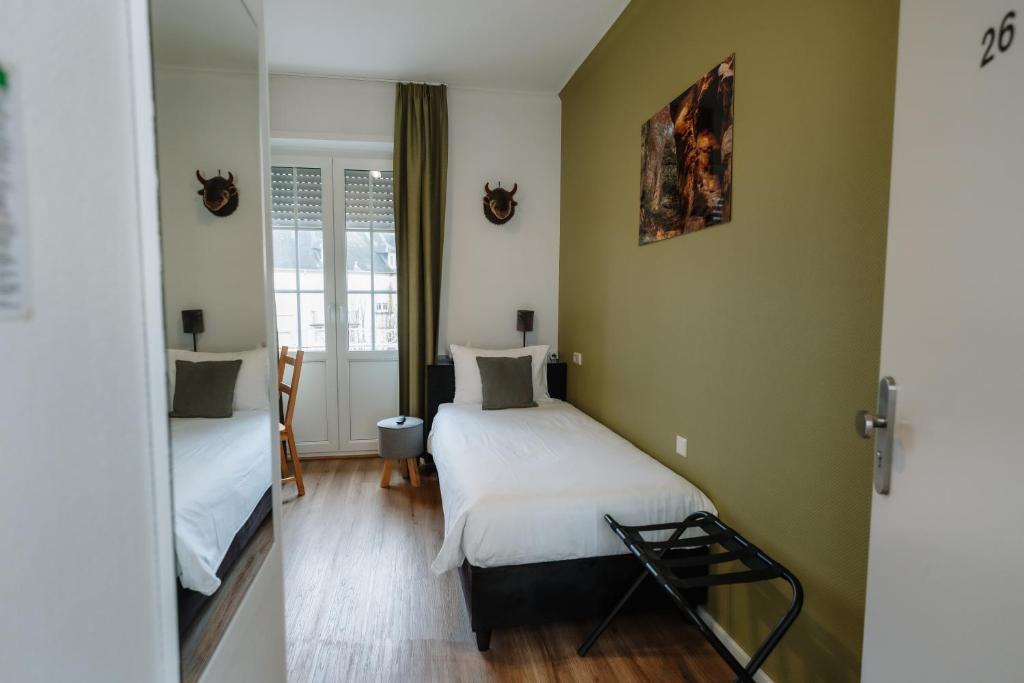 貝爾多夫的住宿－小徑旅館自然及運動酒店，小房间设有两张床和镜子