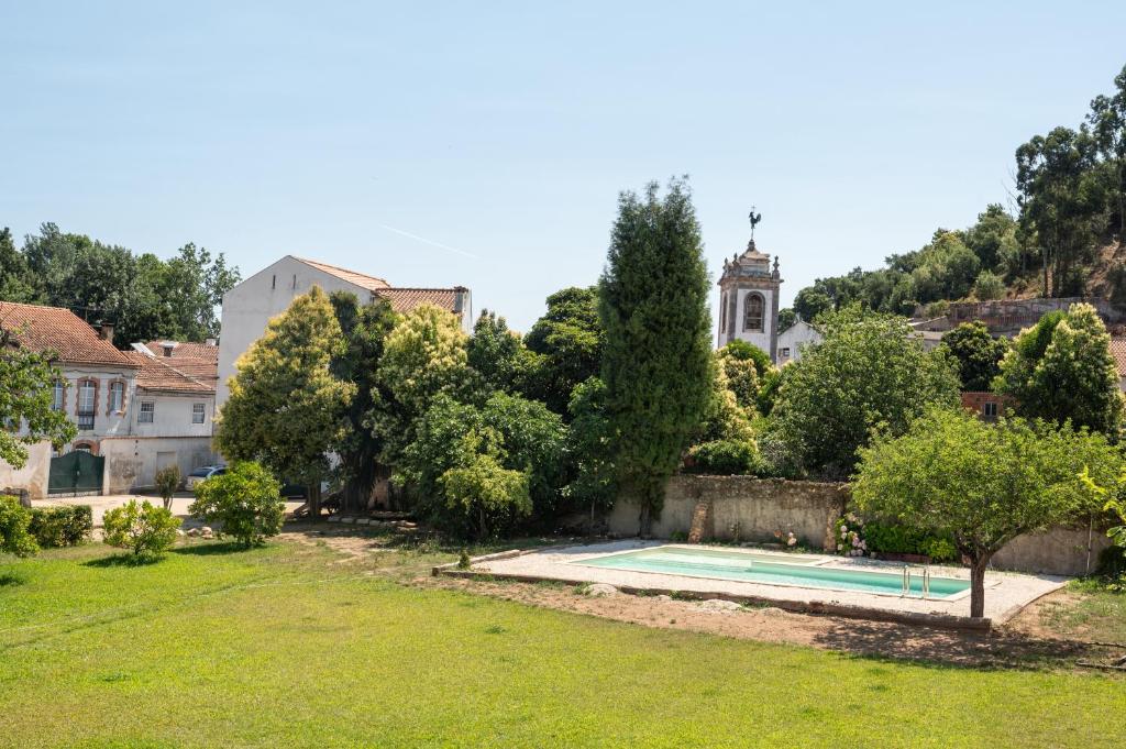 uma casa com piscina num quintal em Casa de Arcos em Anadia