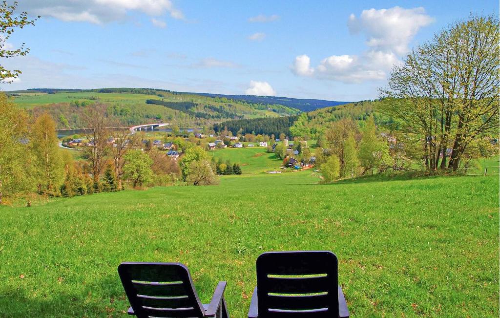 dwa krzesła siedzące na polu zielonej trawy w obiekcie Stunning Apartment In Neuhausen With Kitchen 