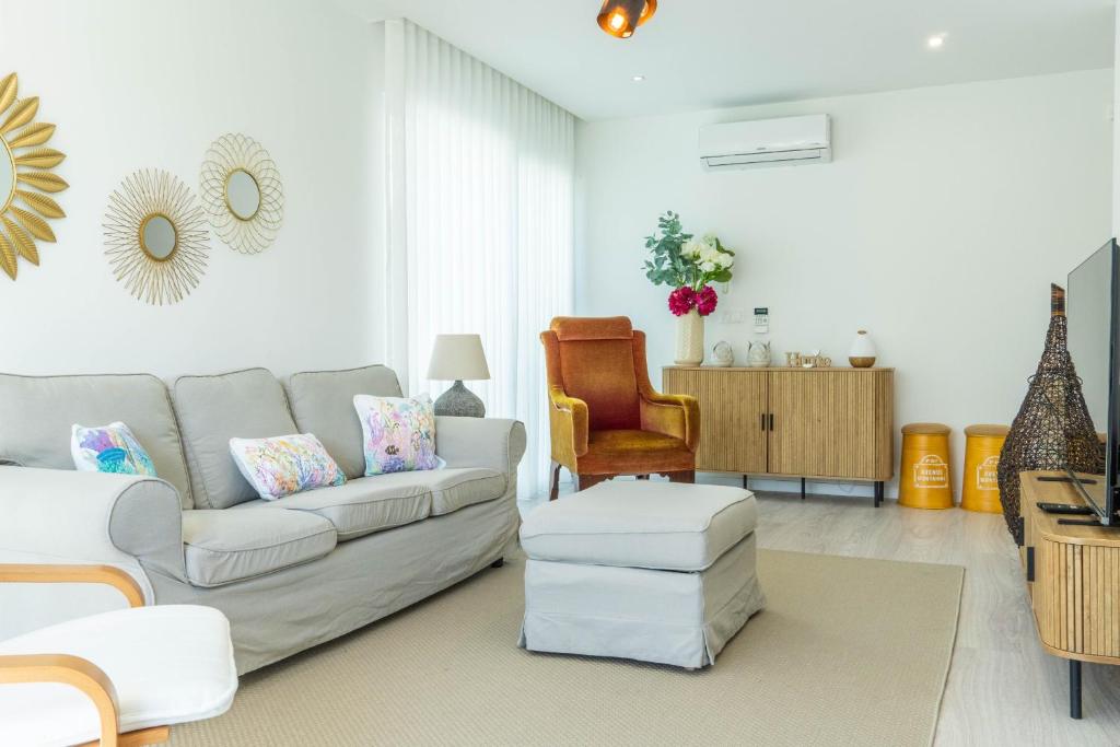 ein Wohnzimmer mit einer Couch und einem Sessel in der Unterkunft Beach Front Villa in Livramento