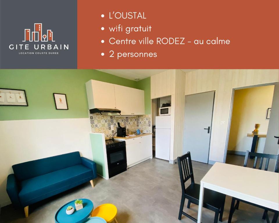 un salon avec un canapé bleu et une table dans l'établissement L oustal, à Rodez