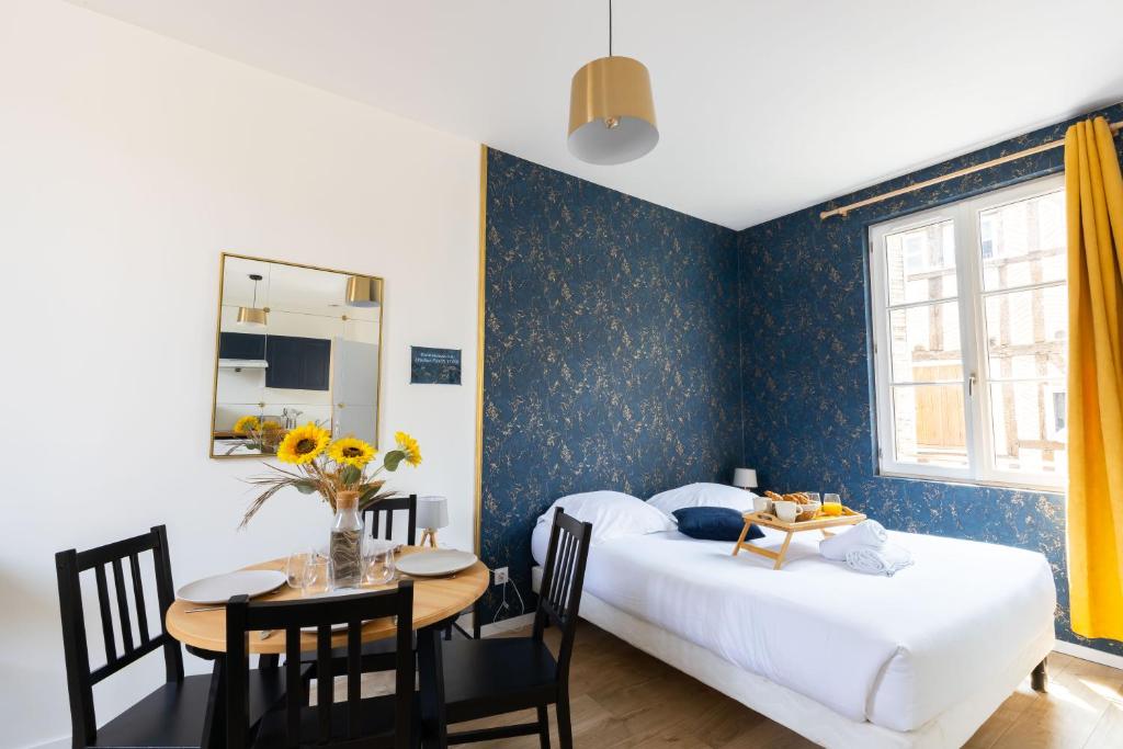 Ένα ή περισσότερα κρεβάτια σε δωμάτιο στο Studio Paon d'Or, 5 minutes du ZooParc de Beauval