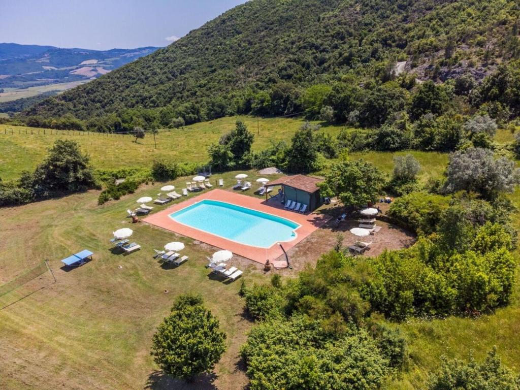 uma vista aérea de uma piscina numa colina em Borgo Cerbaiola em Montecastelli Pisano