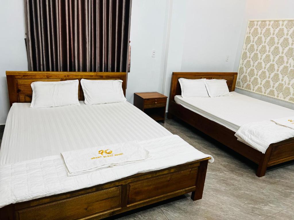 A bed or beds in a room at KHÁCH SẠN HOÀNG QUANG
