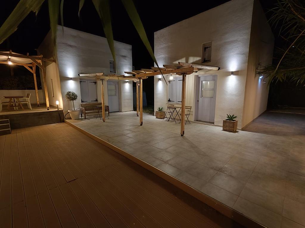Patio nebo venkovní prostory v ubytování Ios Endless Blue Luxury Bungalows