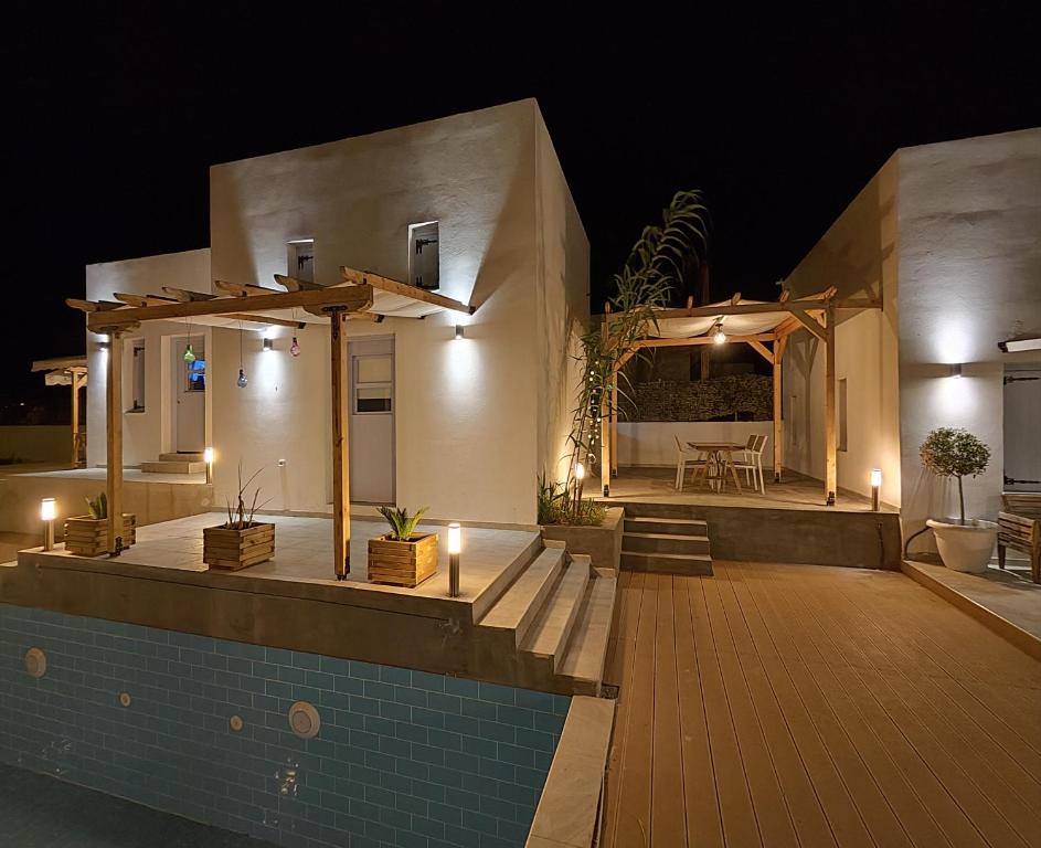 Bazén v ubytování Ios Endless Blue Luxury Bungalows nebo v jeho okolí