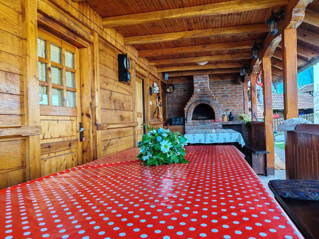 Habitación grande con alfombra roja y blanca. en Apartman Nana, en Gornji Milanovac