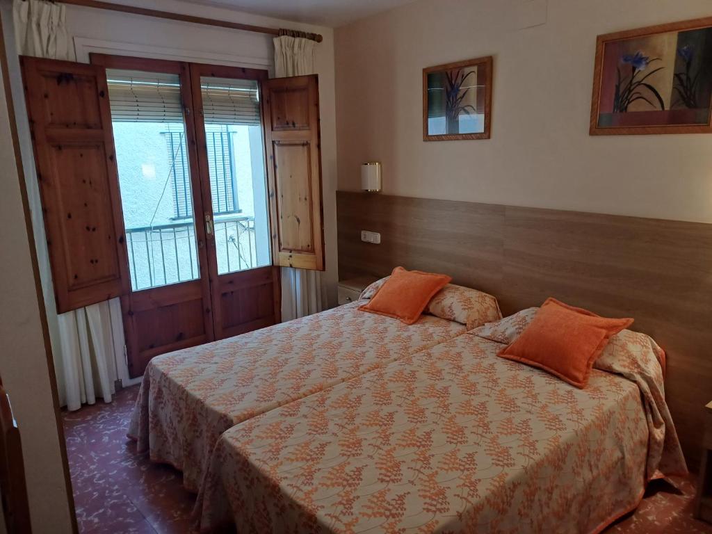 Postel nebo postele na pokoji v ubytování Hostal Sol i Sombra
